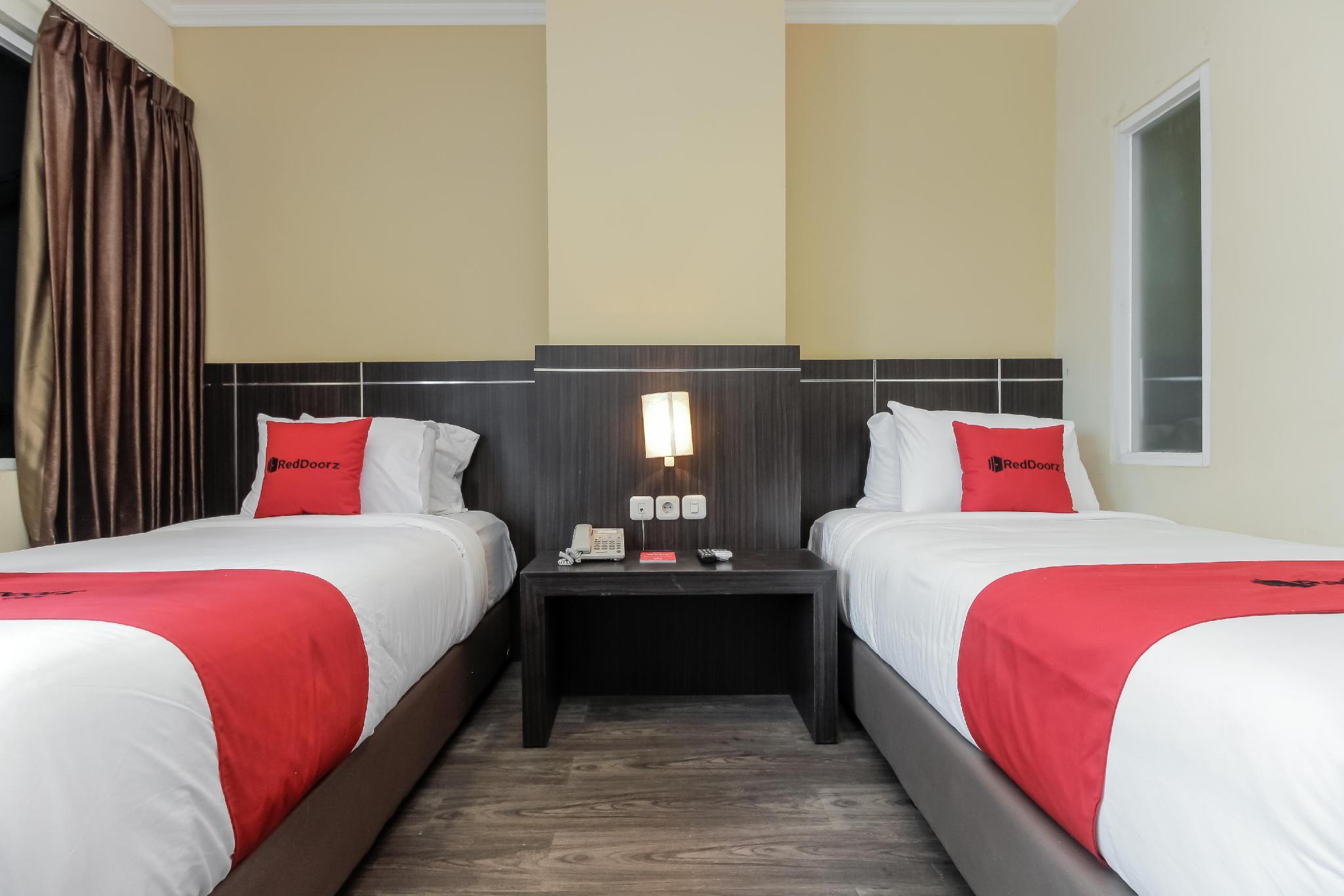 Reddoorz Plus @ Thamrin Джакарта Екстериор снимка