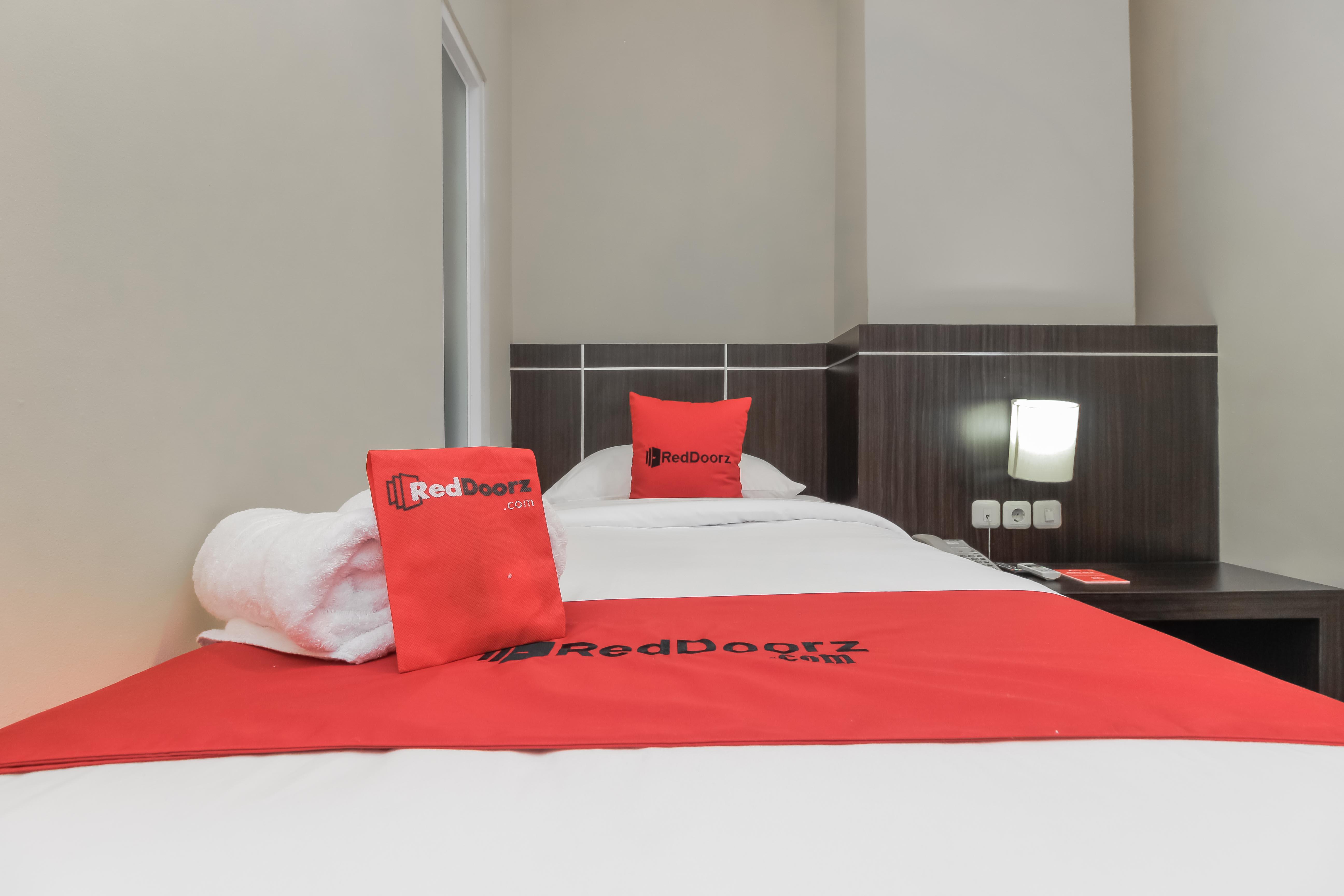 Reddoorz Plus @ Thamrin Джакарта Екстериор снимка