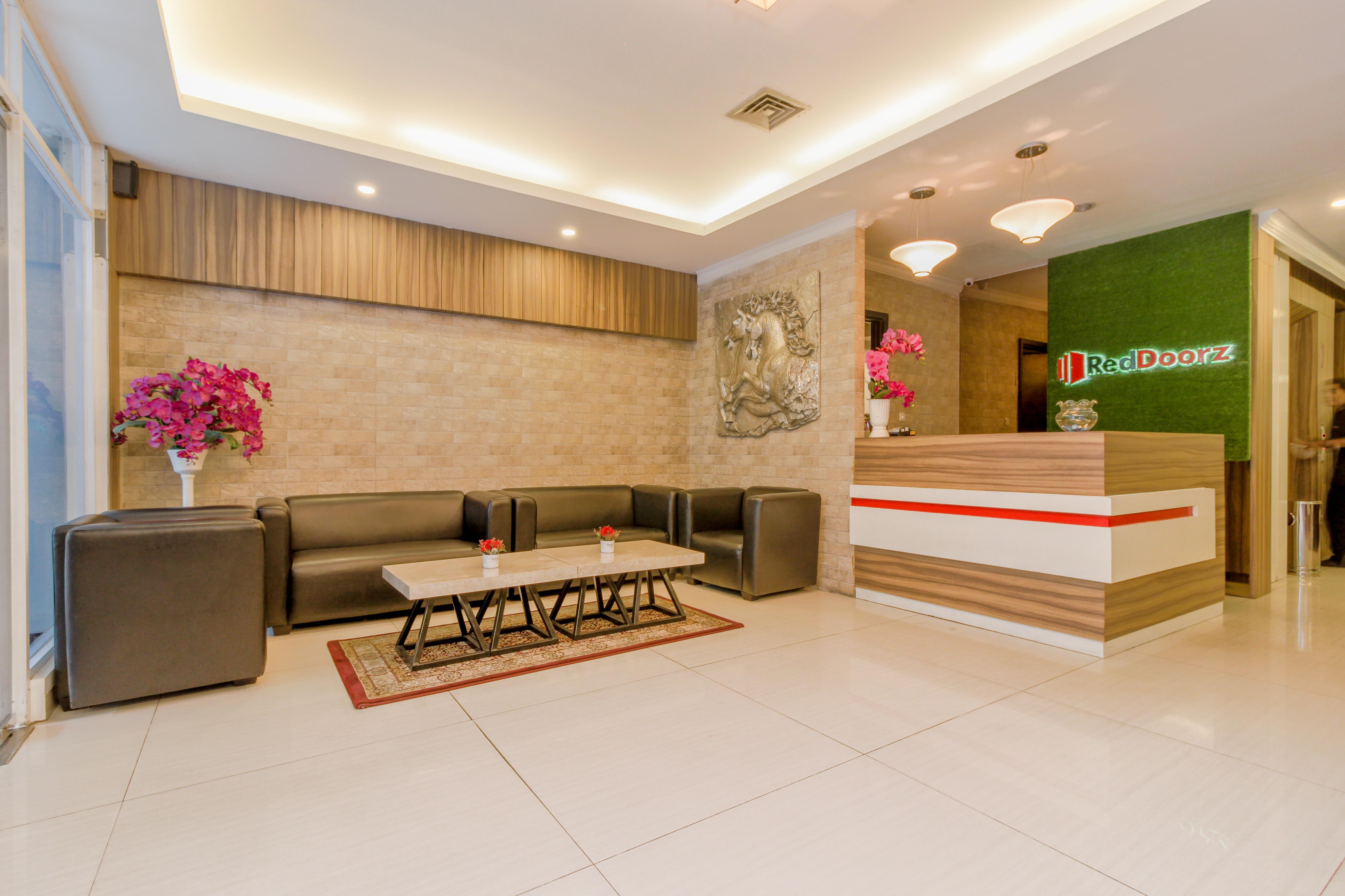 Reddoorz Plus @ Thamrin Джакарта Екстериор снимка