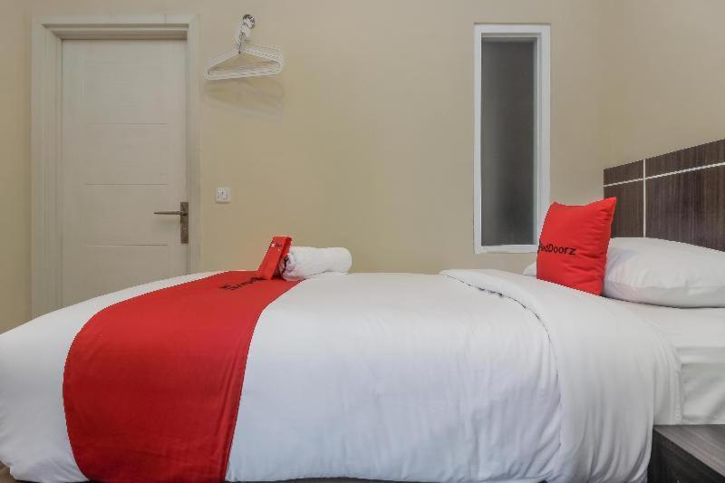 Reddoorz Plus @ Thamrin Джакарта Стая снимка