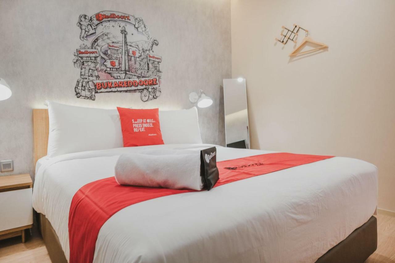 Reddoorz Plus @ Thamrin Джакарта Екстериор снимка